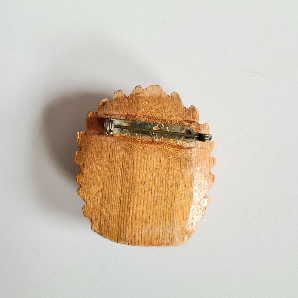 Wooden hand carved tribal brooch from 1940s(?) - Picture 4 of 4